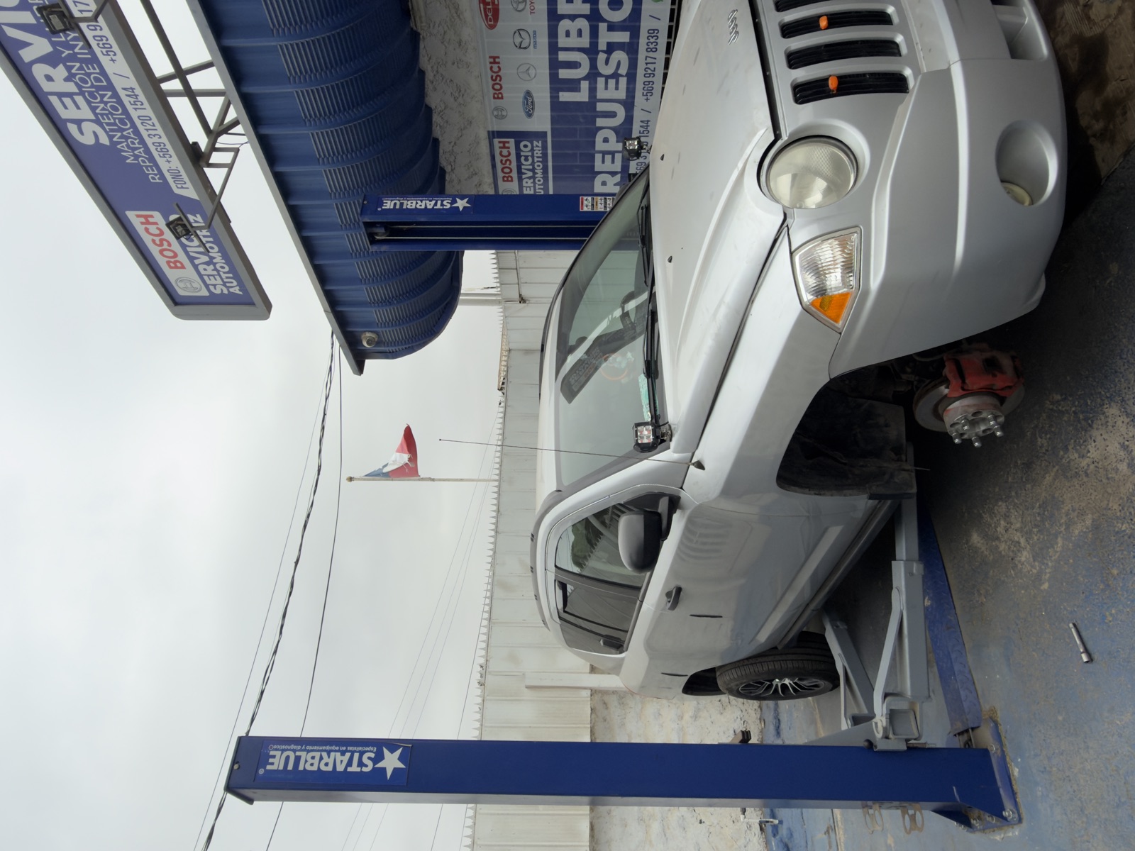 Vehículo en elevador StarBlue · Taller Bordon Diesel